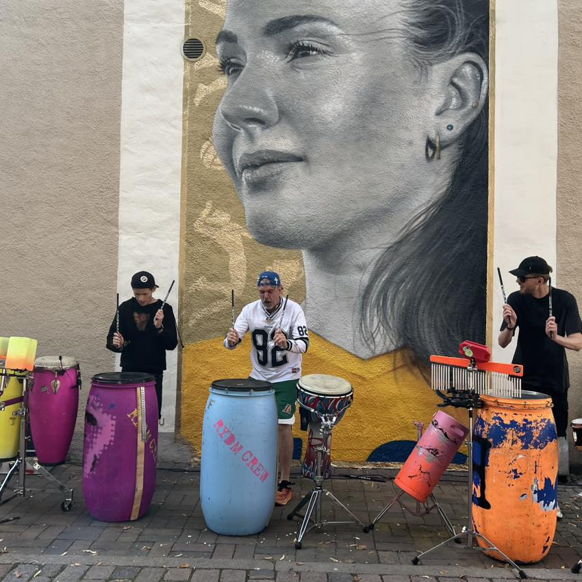 这面壁画也, 而她的形象, 在其家乡恩